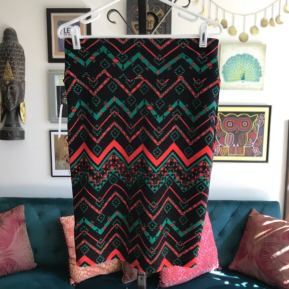 LULAROE size S Black Green & Red Print Stretch Cassie Pencil Skirt NWT - Picture 3 of 4